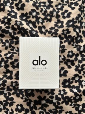 ALO Yoga White Signature Candle